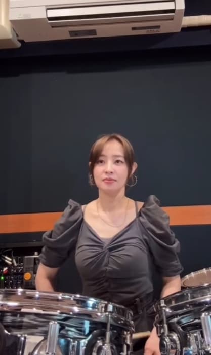 「途中で脱ぐとか‥セクシーすぎる」人気タレント〇〇の大胆行動にファン驚愕‼