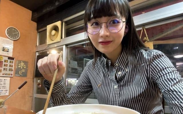 Cocomi、メガネとストライプシャツ姿で夜にラーメンを楽しむ姿が話題に！