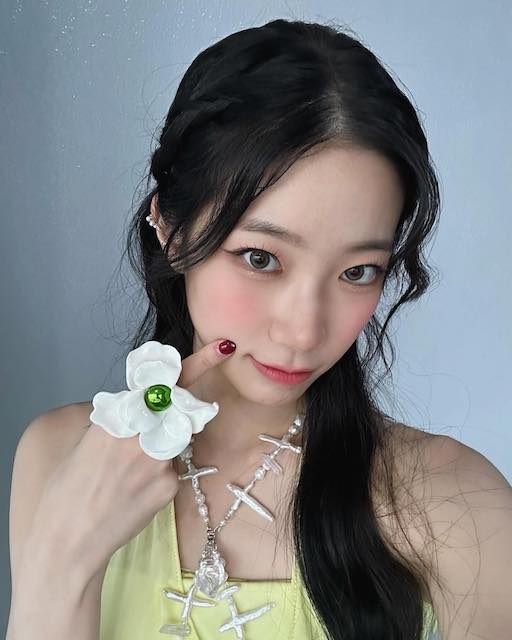 黄色のドレスを着たLE SSERAFIM KAZUHAがまるでプリンセスのようだと話題に