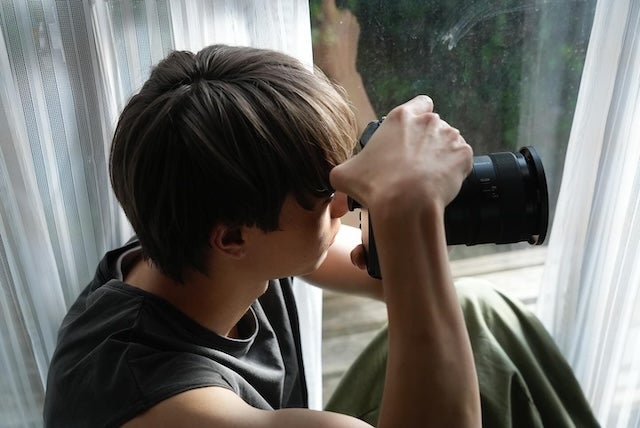 「天才すぎる」作間龍斗 が自前のカメラで共演者を撮影！オフショットが話題に