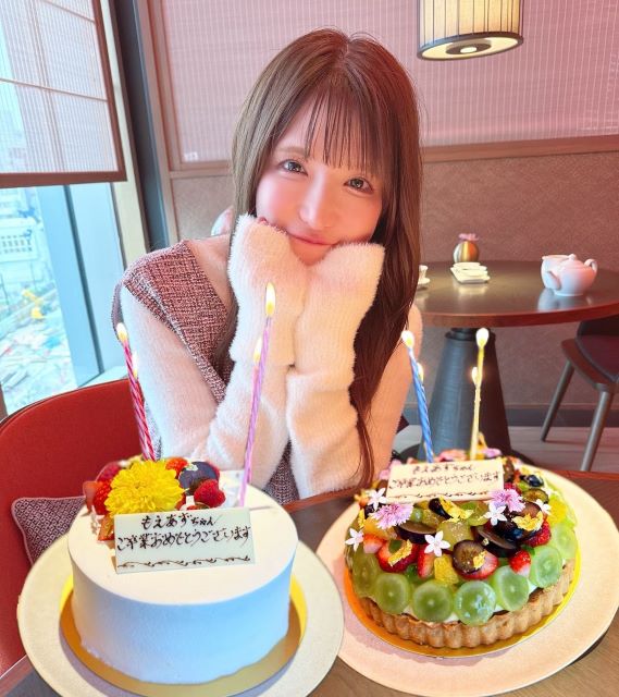 「1人で全部いくんだよね？」大食いアイドル・もえあずは「卒業おめでとホールケーキ」2つもペロリ⁉