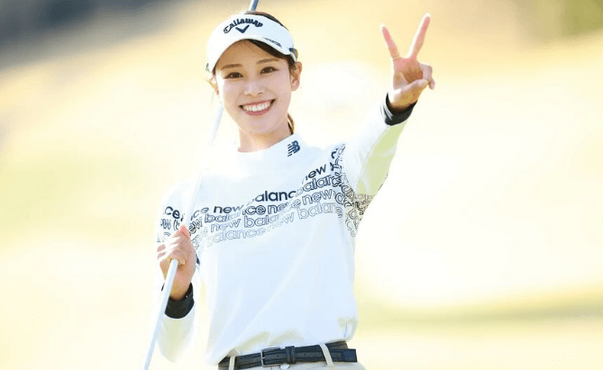 「なんてかわいいんだ…」美女ゴルファー、“絶美ピースショット”の美しさにファン陶酔「テレビで見て、今までで1番かわいい女子ゴルファーだと思いました」