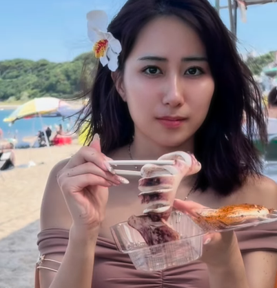 「うわぁ、スタイルもいいね！」美女タレント、”海に行ったら・焼けちゃったよムービー”を披露！食べる？仕草にファンとろける