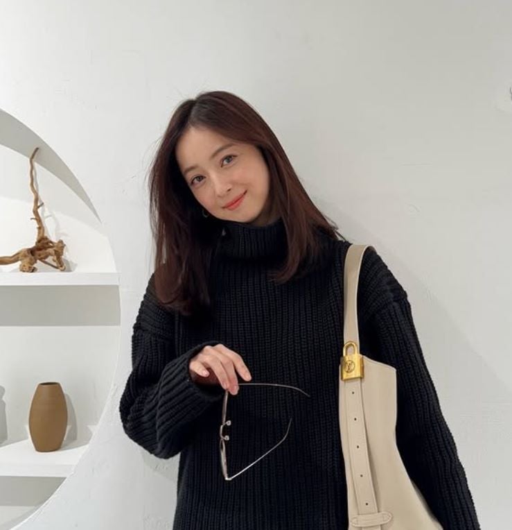 「ずっと可愛い！」と話題　佐々木希が全身黒コーデでファンを魅了