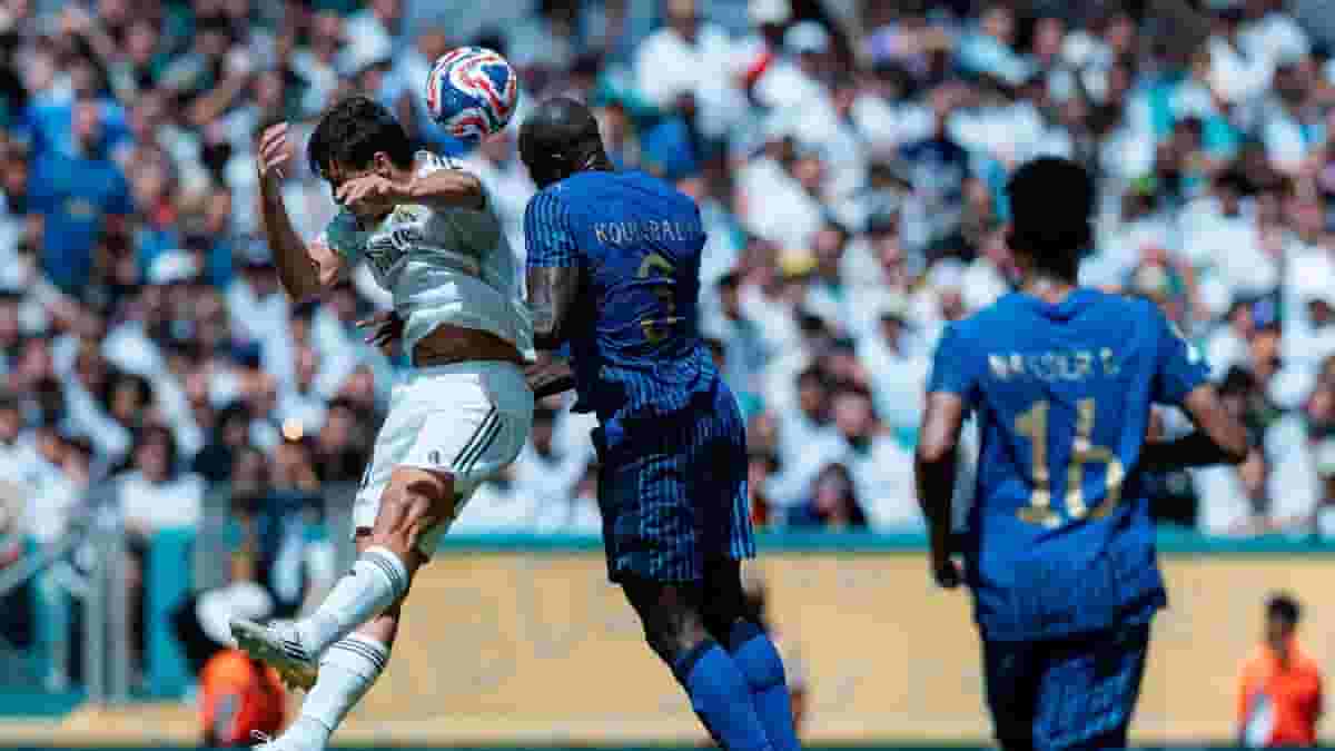 クリバリが競り合いショットを投稿！空中戦の一瞬に注目集まる