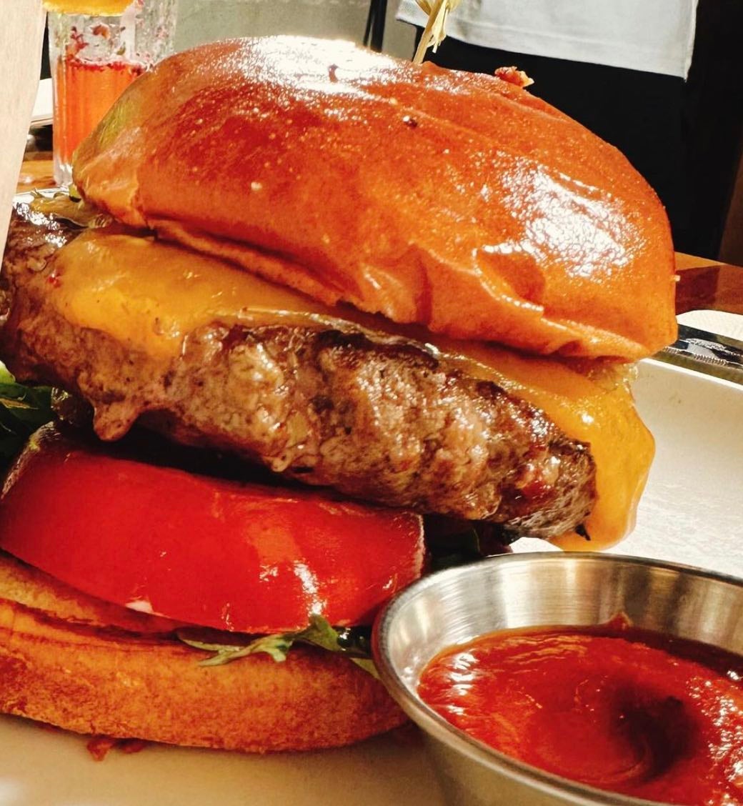 あの超人気芸人のハンバーガー投稿が美味しそうすぎると話題に...。