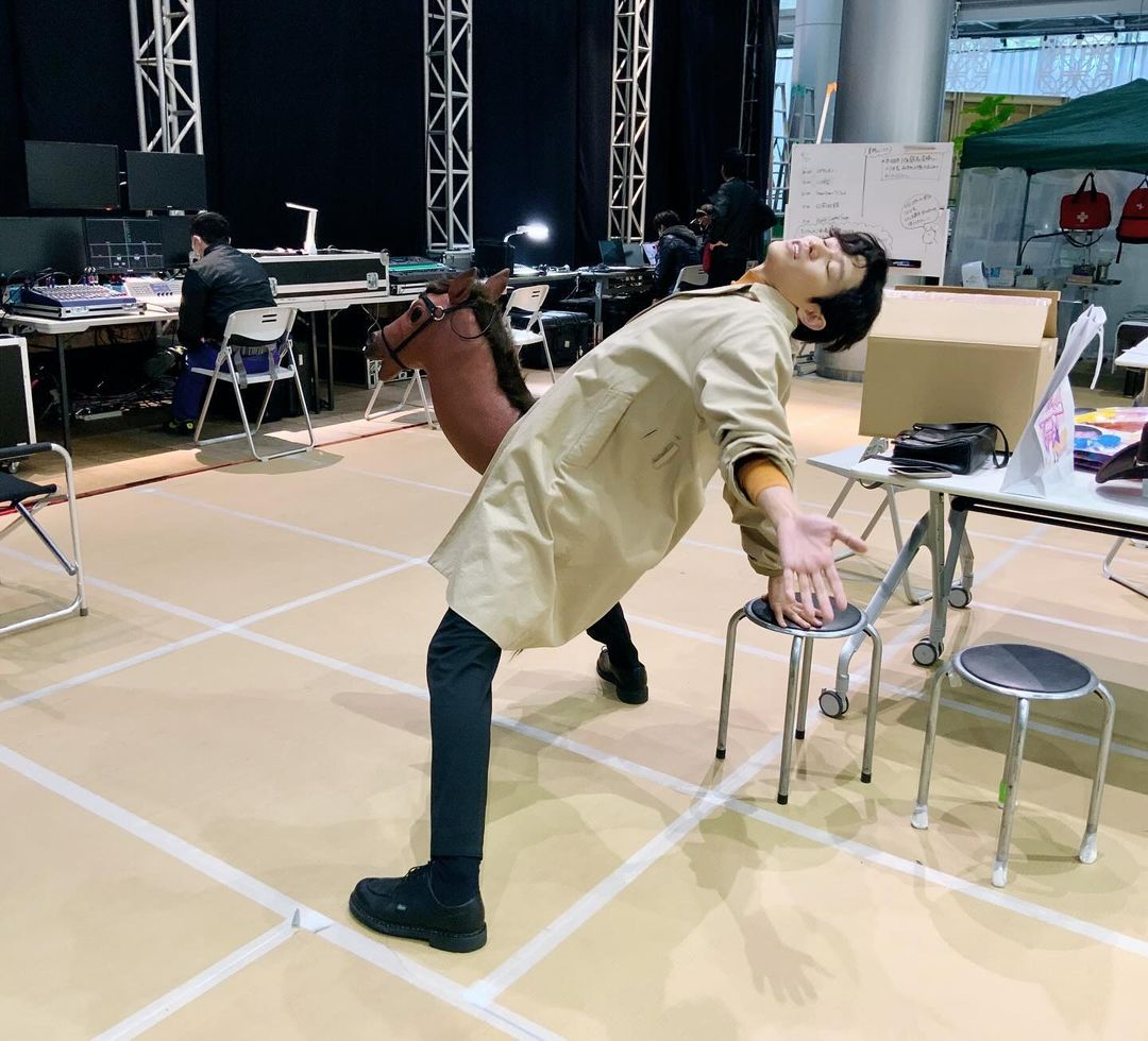 彼はもう芸人？あの人気俳優のオフショットが面白すぎると話題に！「爆笑シーン！！」「最高‼️」の声