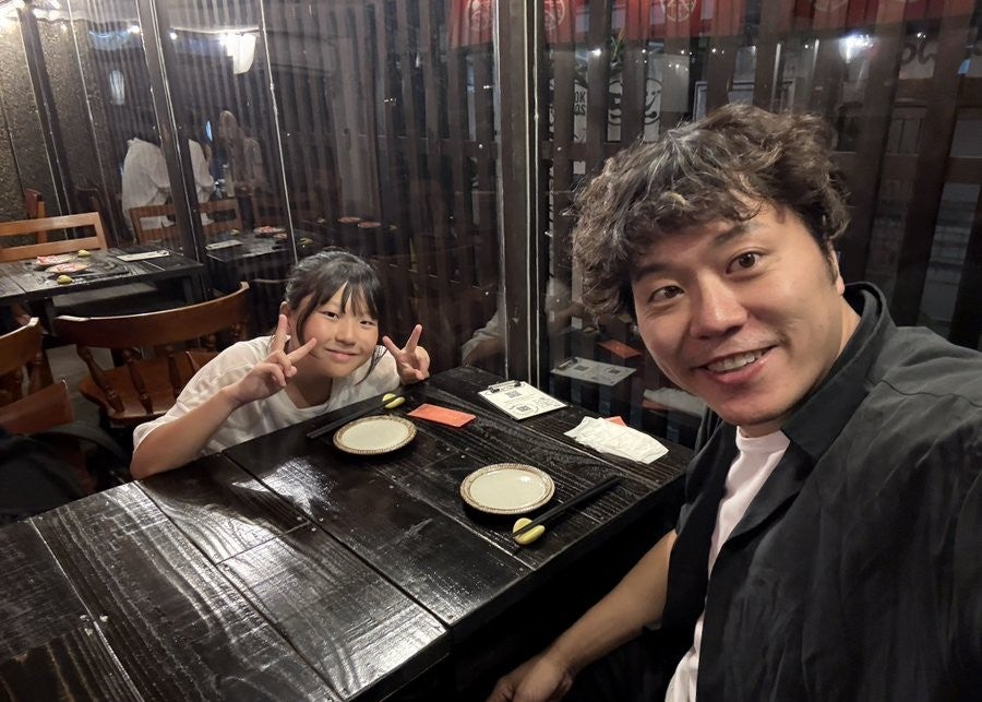 エハラマサヒロ、父娘ショット公開　ユーモアあふれる“巨人に踏まれた髪型”