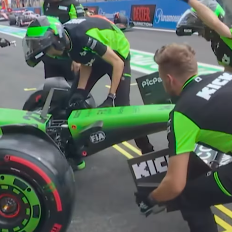 F1衝撃のピット事故！予選開始直後に“謎接触”が発生