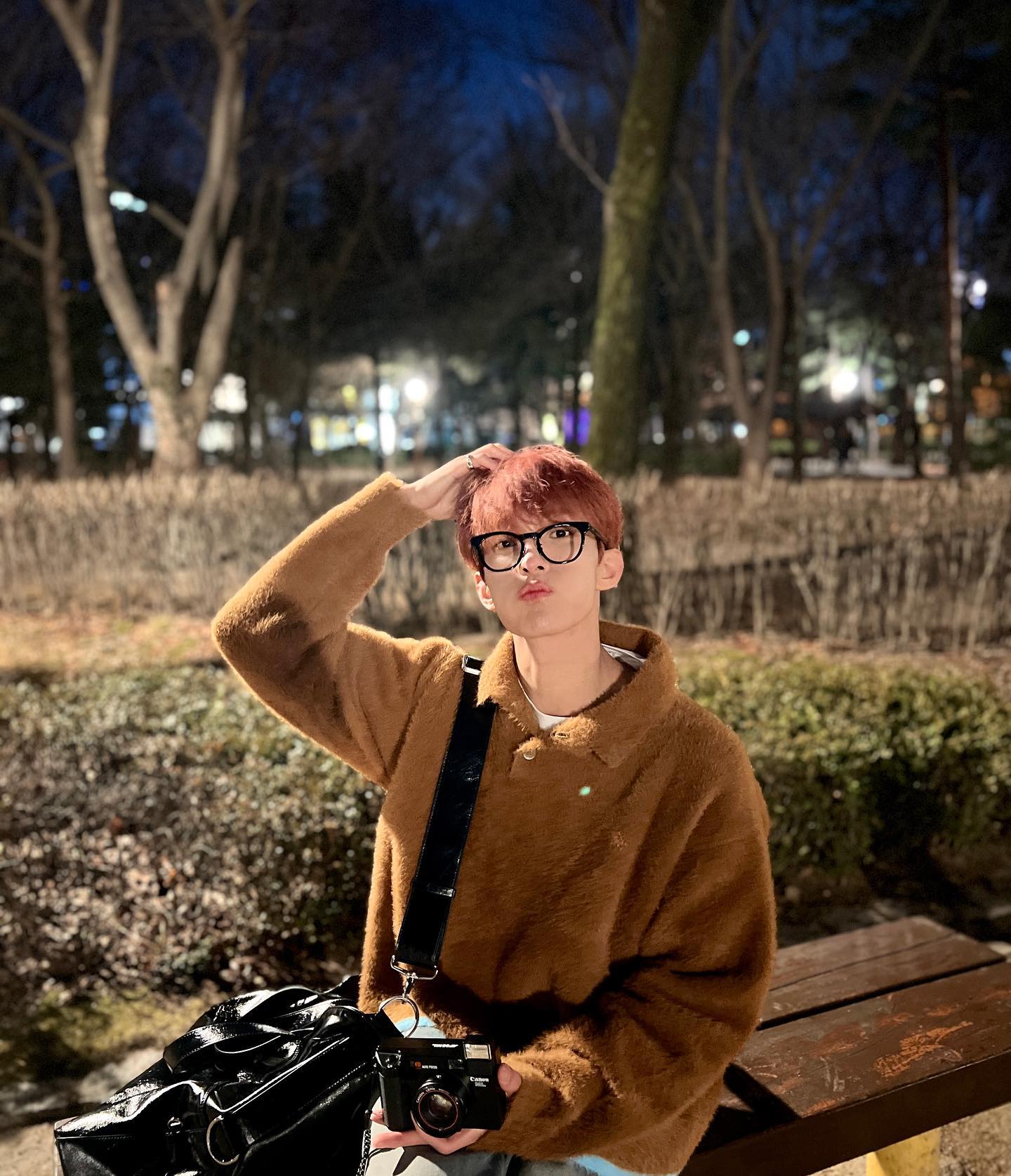 SEVENTEEN・ドギョム、恋人風ショットが話題💓夜の散歩へ🚶