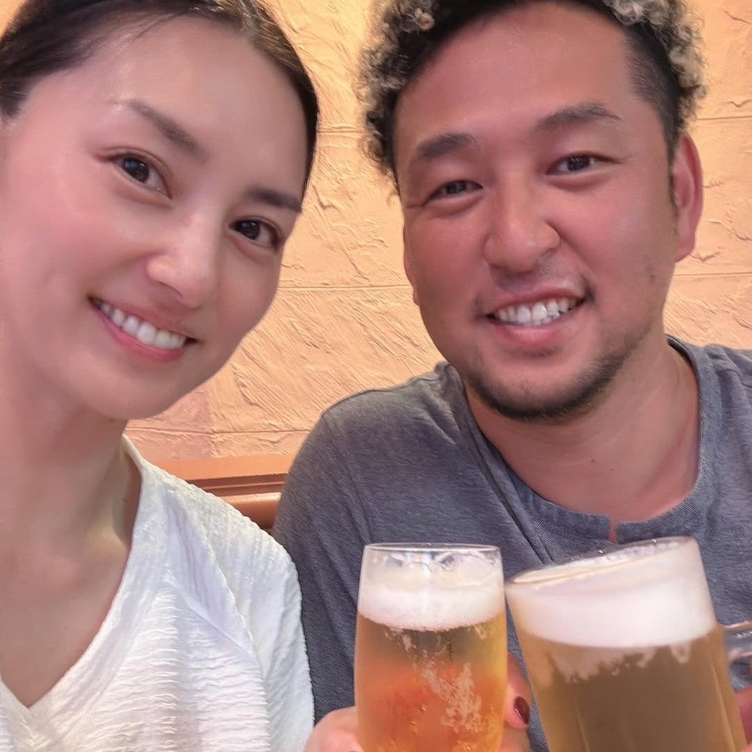 モデルの〇〇が元プロ野球選手の夫とのラブラブ誕生日ショットを投稿！47歳に見えない透明感のある美貌に注目集まる