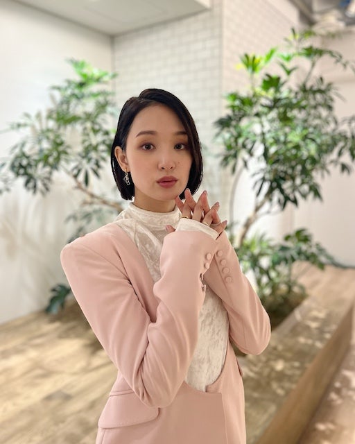 剛力彩芽、全身ピンクの可愛らしい衣装でAbemaに出演！