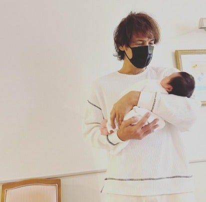 丸山桂里奈 生後9日目の長女抱く夫の姿を初披露💓「抱っこするとすぐ泣き止みます。」