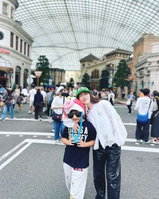 「遊びも全力！」神崎恵、三男のリクエストであのテーマパークを遊びつくす！