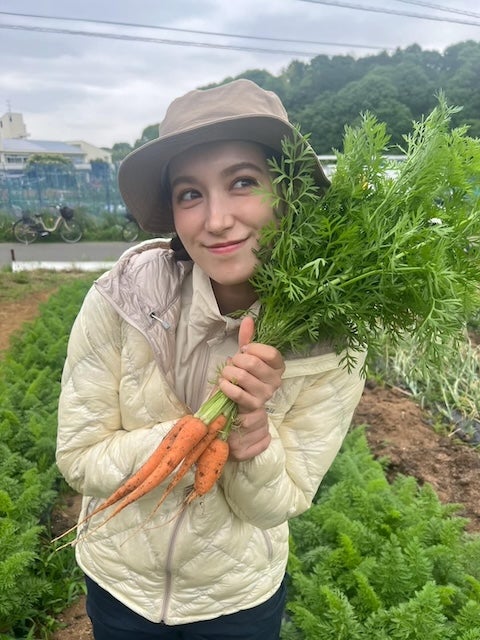 ハーフモデル・トラウデン直美が「間引きにんじんくんたち」とのオフショット公開！