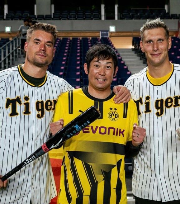 まさかのコラボ！？欧州サッカーの名門がタイガースのレジェンドと野球対決