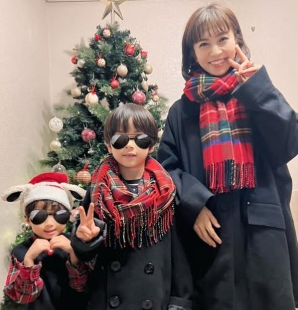 安田美沙子がクリスマスカラーで親子おそろコーデ！
