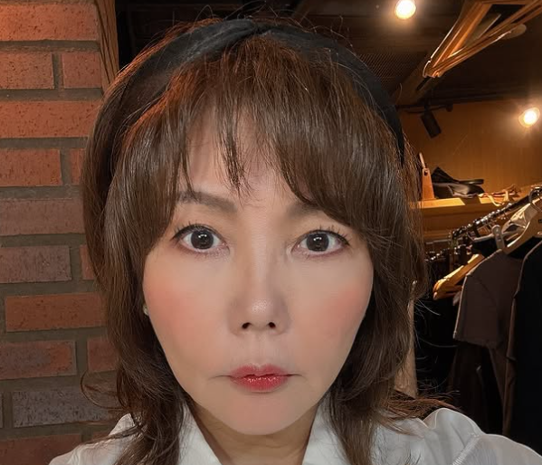 「間もなく開幕」小川菜摘、怪談舞台の本番直前ショットにファンから期待の声続々