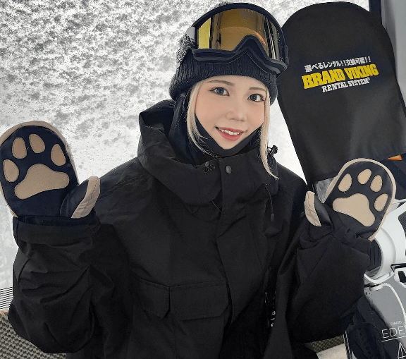 「マジこの写真可愛い」あの美女スノーボーダーの”肉球グローブのバンザイショット”にファン熱視線！