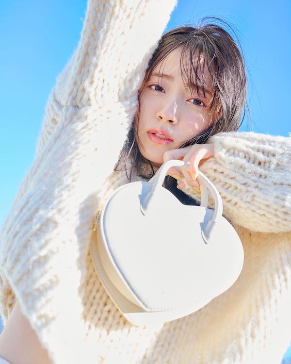 鈴木愛理がおなかチラ見せ💕ふんわり白ニット姿が可愛すぎると話題に！