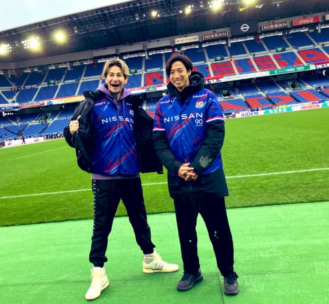 JOY、雨の中で横浜F・マリノスvsガンバ大阪のロケに「サッカー最高」と叫ぶ！