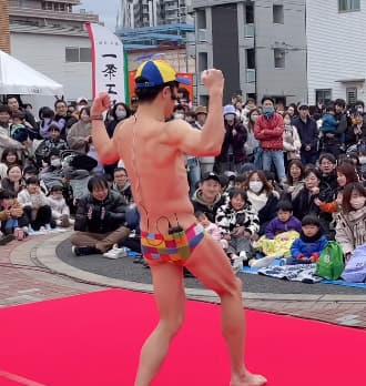 「寒い冬でもみんなを笑顔に！」小島よしお、冬の海老名でコール&レスポンス！！！