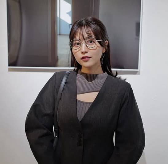 「美女すぎて本に集中できません」新田さちか、大好きな本屋さんで撮影された写真にファン歓喜