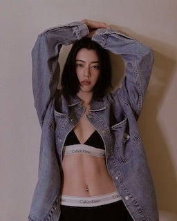 超人気モデル へそピアス輝く美腹筋にいいね10万越え 抜群スタイル披露で話題に