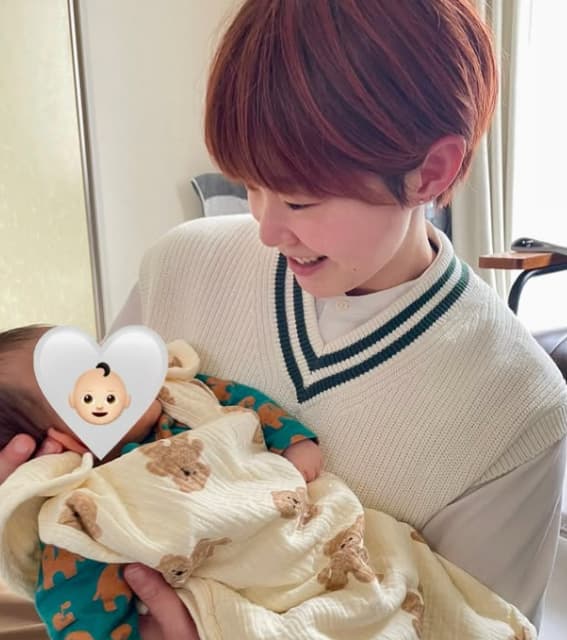 「ベビたんに会うことが多い6月」アイスホッケー・佐藤つば冴が“ベビたん抱っこショット”で穏やかな表情を披露！