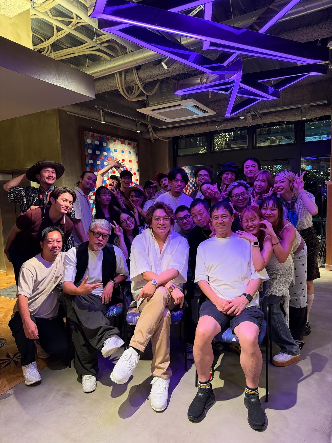 香取慎吾がダンサー、バンドメンバーとの打ち上げの様子を公開！