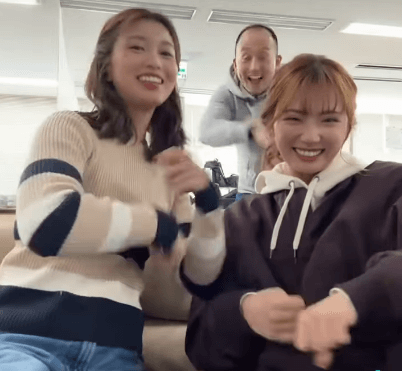 「ぶっ壊れててウケる」美女アナウンサー、ソファーでぶん回す”グルグル・ムービー”のインパクトにファン歓喜＆爆笑！「後ろが暴走中」