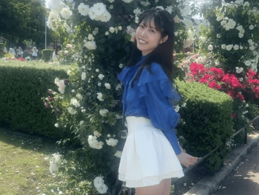 「こんなバラ園あるんだ！」人気モデル、レッド＆ホワイトローズ空間で魅せた”ドリーミング・ムービー”にファン夢心地「透明感爆発的」