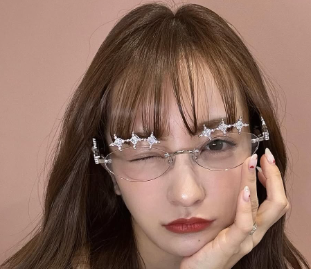 板野友美、サングラスショットを公開！ファンが絶賛するお気に入りは？