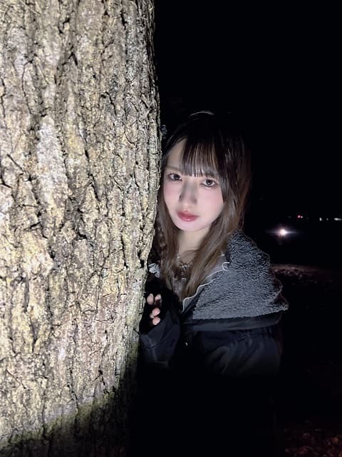 怖いけど嬉しい!?≠ME 河口夏音が森の中からホラー&キュートなショットを披露！