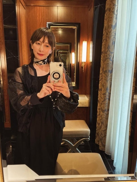 奥菜恵、クラシカルな空間に映える漆黒スタイルと気品あふれるセルフィーが美しさ際立たせる瞬間