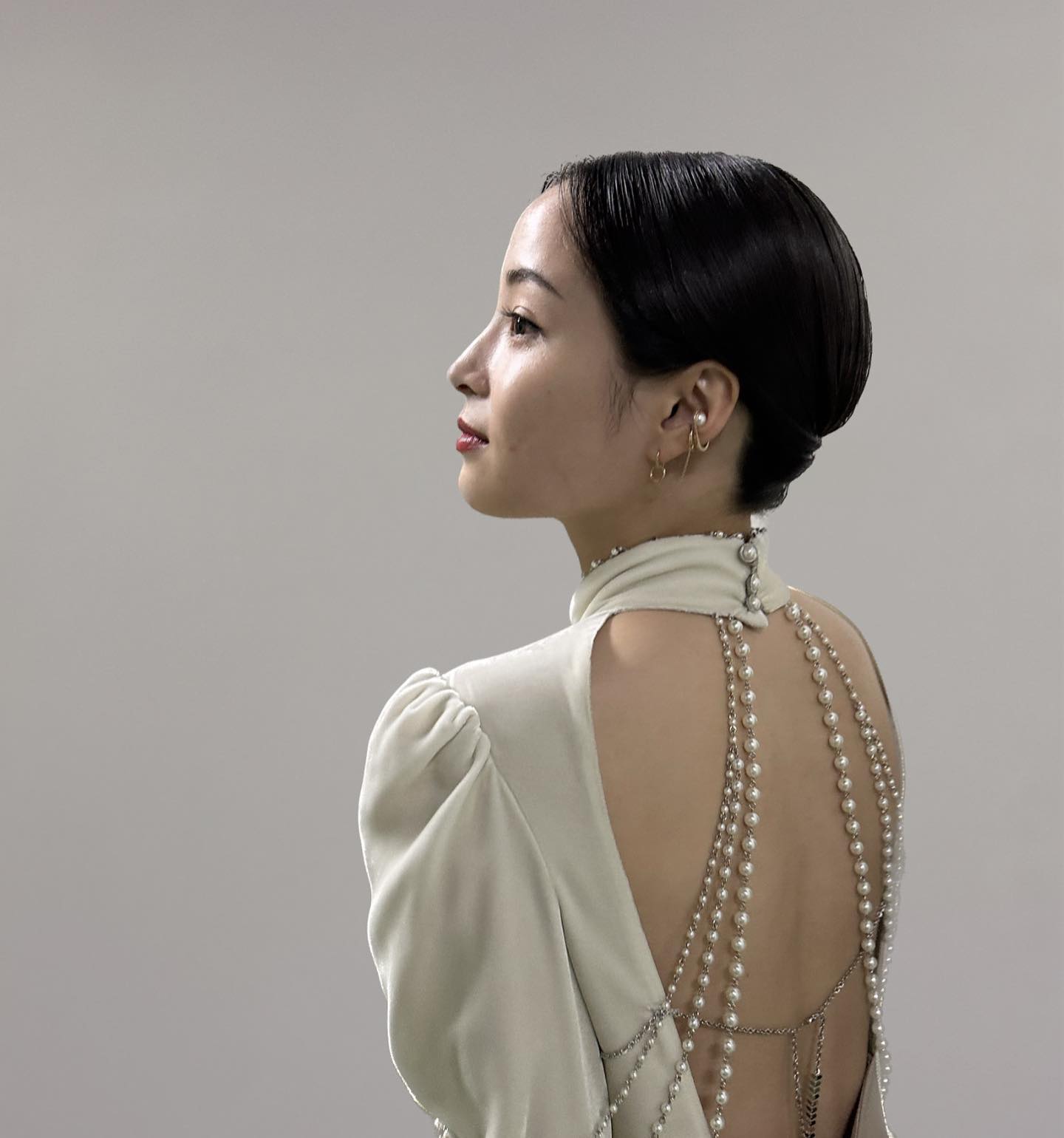 広瀬すず 背中の大きく開いた純白ドレス姿にファン悶絶「すずちゃん美しい…」