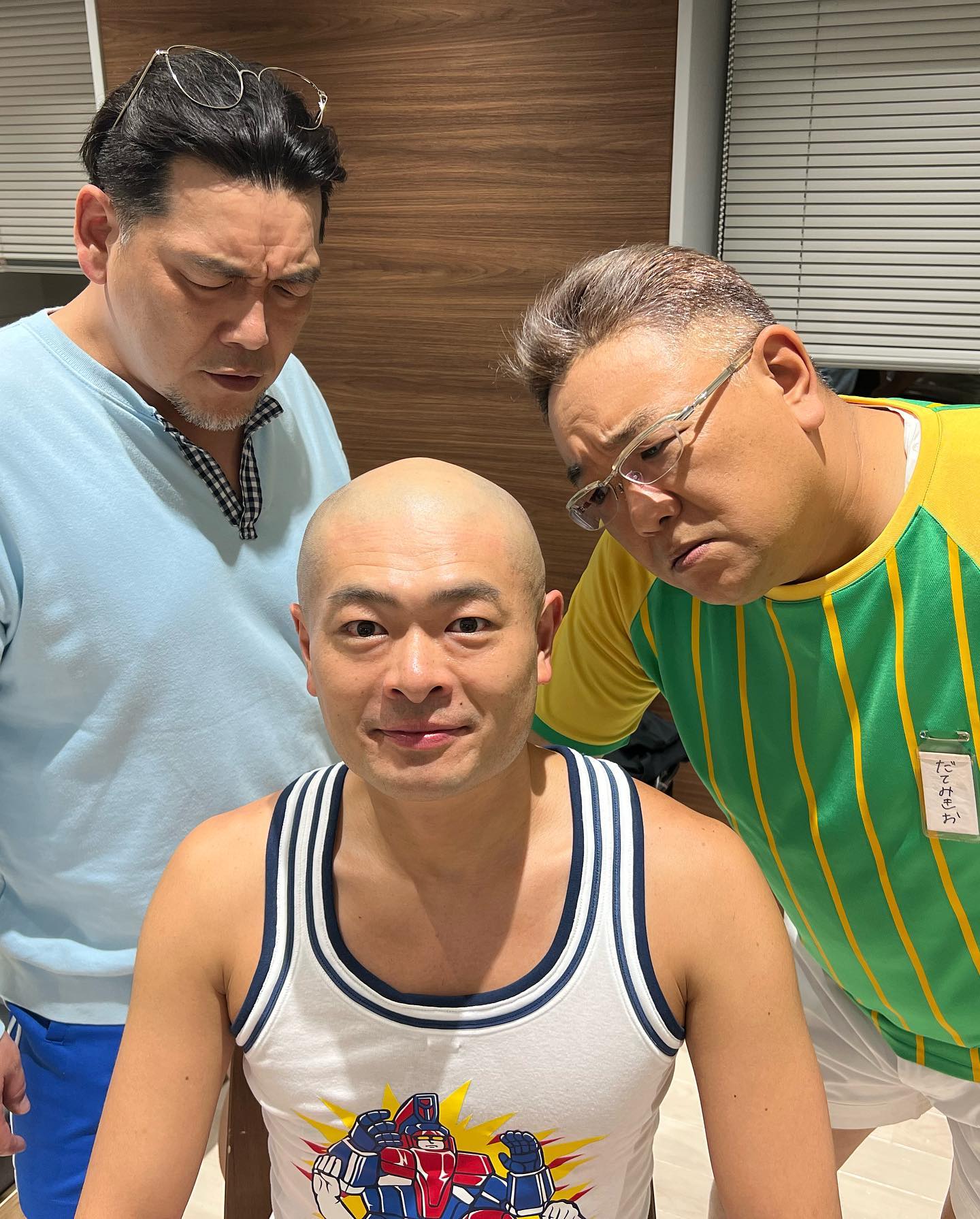 あばれる君があのコンビに睨まれる👁ファンも反応「写真撮れる余裕😂笑」「囲まれたい🤣」