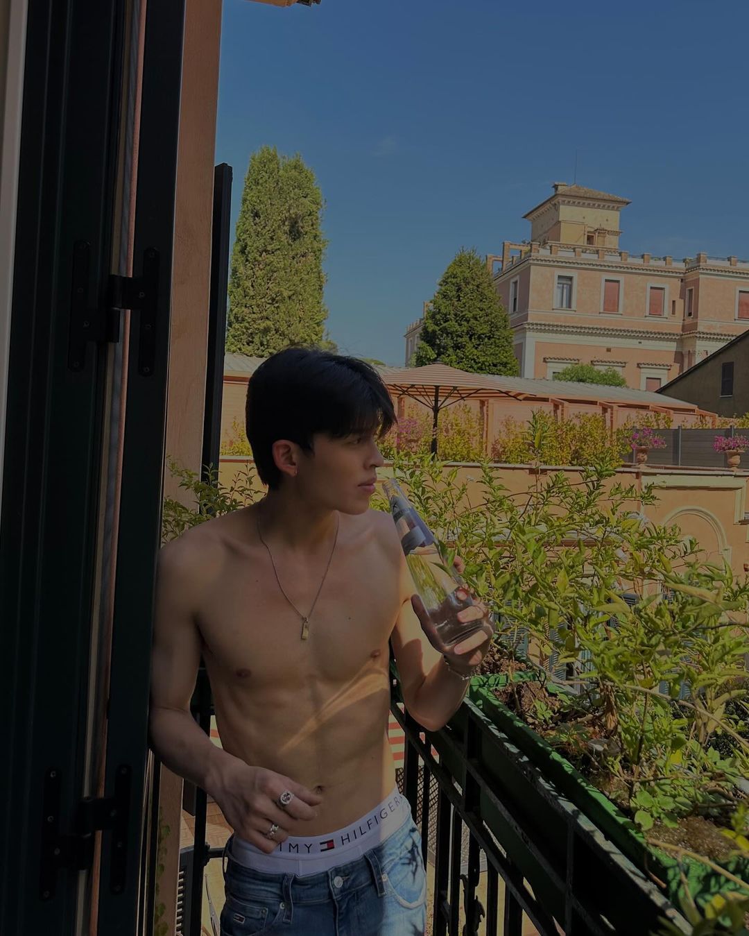 あの人気俳優がベランダで半裸姿にファン悶絶「ローマの天気よりあつい」