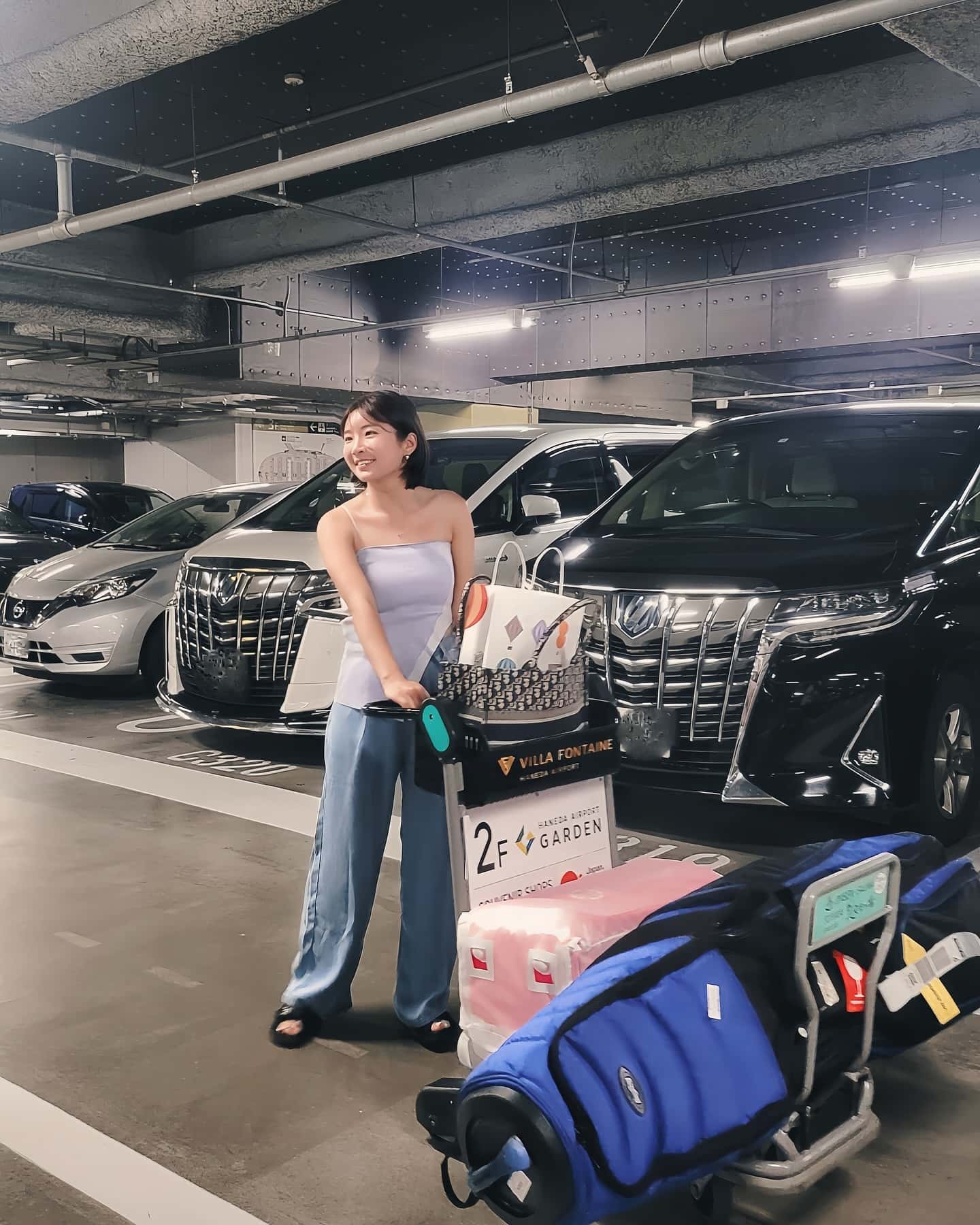 美人元プロゴルファーが大胆な肩出しファッションで来日