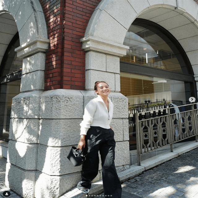 人気モデル・伊原葵「全身ロンシャンで組んだ！」クールビューティーなショットに男女のファンが絶賛