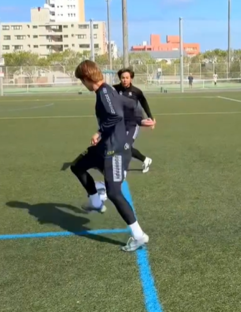 レジェンド級のテクを完コピ！？サッカーコーチ・Takuya 「誰のシャペウが1番好き？」