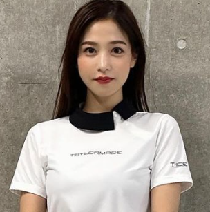 「綺麗やなあ✨」鷲見玲奈がミニスカで美脚披露👀