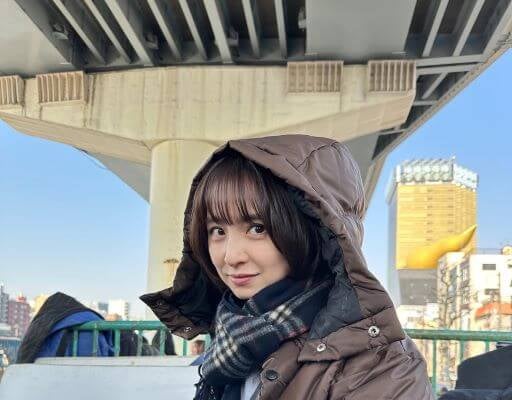 篠田麻里子のふんわり笑顔に癒される…撮影のオフショット公開！自然体の美しさが話題に