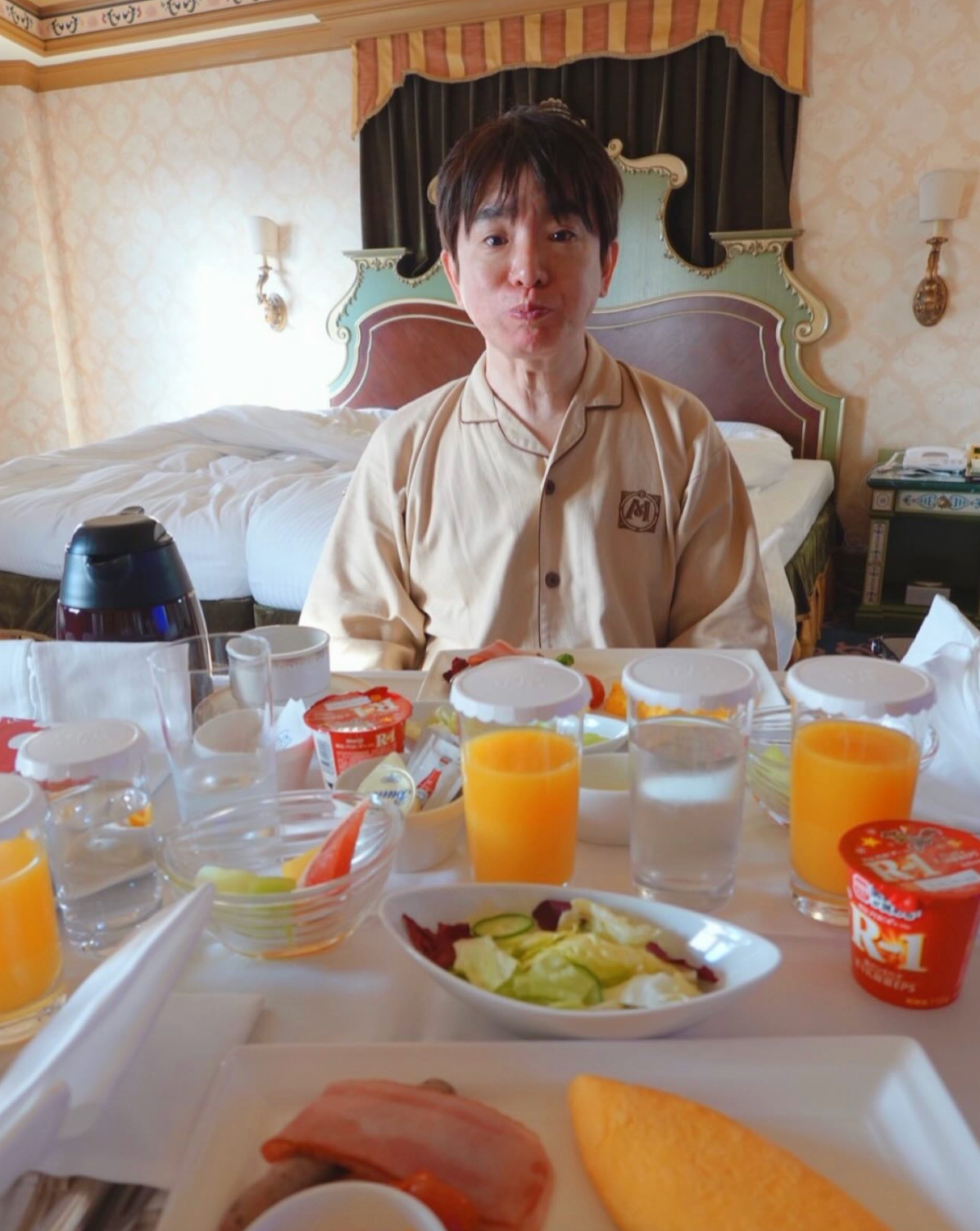 よゐこ濱口優、54歳の誕生日を報告！家族と過ごす贅沢な朝食ショットに祝福殺到