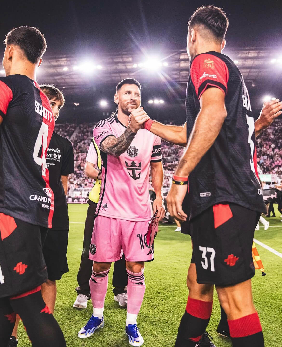 「KlNG OF FOOTBALL LEO MESSI 👑❤️⚽」メッシが所属するインテルマイアミがオフショット公開⚽️