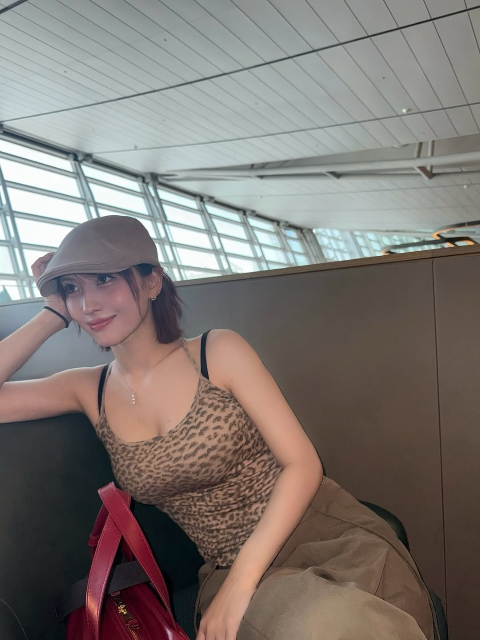 美ボディつつむヒョウ柄キャミソに悶絶⁉TWICEモモ、最新インスタショットにファンの視線釘付け！