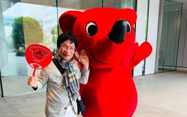 尾木ママ、第39回外傷学会で“真っ赤なキャラクター”とツーショット！？