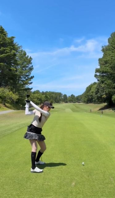 フリフリミニスカウエアでナイスショット！激カワアマチュアゴルファー、プロテスト直前ムービーに注目集まる！