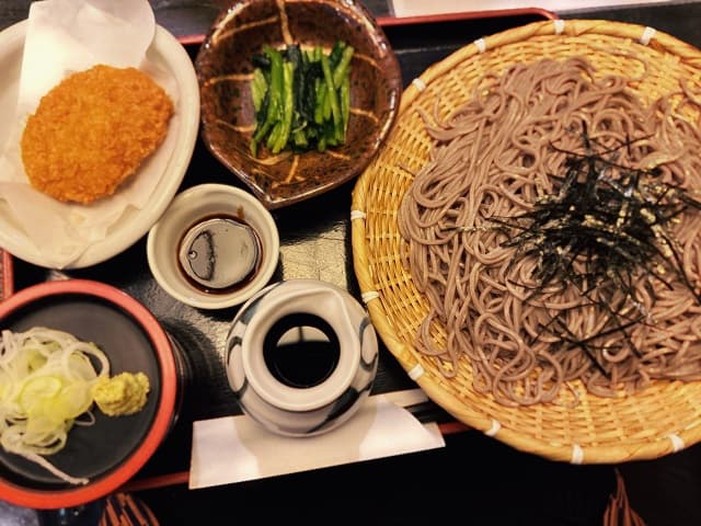 「食いしん坊万歳」蕎麦屋店員を困惑させた男性声優の食欲にファン爆笑