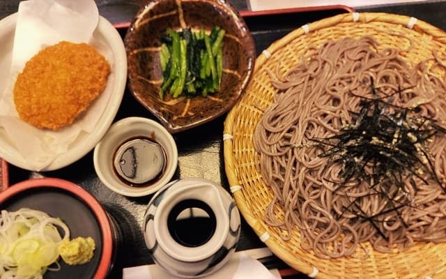 「食いしん坊万歳」蕎麦屋店員を困惑させた男性声優の食欲にファン爆笑